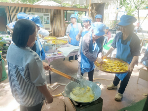 ศูนย์ส่งเสริมการจัดการศึกษาตามพระบรมราโชบาย มรภ.เทพสตรี จัดอบรมการทำฟักทองกรอบ ส่งเสริมอาชีพ ลดรายจ่าย เพิ่มรายได้ให้แก่ประชาชน