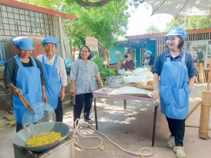 ศูนย์ส่งเสริมการจัดการศึกษาตามพระบรมราโชบาย มรภ.เทพสตรี จัดอบรมการทำฟักทองกรอบ ส่งเสริมอาชีพ ลดรายจ่าย เพิ่มรายได้ให้แก่ประชาชน