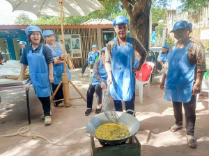 ศูนย์ส่งเสริมการจัดการศึกษาตามพระบรมราโชบาย มรภ.เทพสตรี จัดอบรมการทำฟักทองกรอบ ส่งเสริมอาชีพ ลดรายจ่าย เพิ่มรายได้ให้แก่ประชาชน