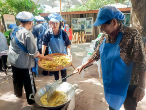 ศูนย์ส่งเสริมการจัดการศึกษาตามพระบรมราโชบาย มรภ.เทพสตรี จัดอบรมการทำฟักทองกรอบ ส่งเสริมอาชีพ ลดรายจ่าย เพิ่มรายได้ให้แก่ประชาชน