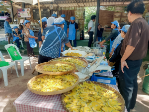 ศูนย์ส่งเสริมการจัดการศึกษาตามพระบรมราโชบาย มรภ.เทพสตรี จัดอบรมการทำฟักทองกรอบ ส่งเสริมอาชีพ ลดรายจ่าย เพิ่มรายได้ให้แก่ประชาชน