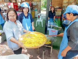 ศูนย์ส่งเสริมการจัดการศึกษาตามพระบรมราโชบาย มรภ.เทพสตรี จัดอบรมการทำฟักทองกรอบ ส่งเสริมอาชีพ ลดรายจ่าย เพิ่มรายได้ให้แก่ประชาชน