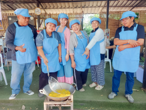 ศูนย์ส่งเสริมการจัดการศึกษาตามพระบรมราโชบาย มรภ.เทพสตรี จัดอบรมการทำฟักทองกรอบ ส่งเสริมอาชีพ ลดรายจ่าย เพิ่มรายได้ให้แก่ประชาชน