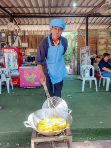 ศูนย์ส่งเสริมการจัดการศึกษาตามพระบรมราโชบาย มรภ.เทพสตรี จัดอบรมการทำฟักทองกรอบ ส่งเสริมอาชีพ ลดรายจ่าย เพิ่มรายได้ให้แก่ประชาชน