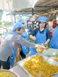 ศูนย์ส่งเสริมการจัดการศึกษาตามพระบรมราโชบาย มรภ.เทพสตรี จัดอบรมการทำฟักทองกรอบ ส่งเสริมอาชีพ ลดรายจ่าย เพิ่มรายได้ให้แก่ประชาชน