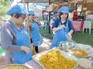ศูนย์ส่งเสริมการจัดการศึกษาตามพระบรมราโชบาย มรภ.เทพสตรี จัดอบรมการทำฟักทองกรอบ ส่งเสริมอาชีพ ลดรายจ่าย เพิ่มรายได้ให้แก่ประชาชน