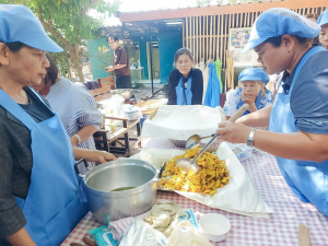ศูนย์ส่งเสริมการจัดการศึกษาตามพระบรมราโชบาย มรภ.เทพสตรี จัดอบรมการทำฟักทองกรอบ ส่งเสริมอาชีพ ลดรายจ่าย เพิ่มรายได้ให้แก่ประชาชน