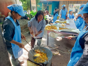 ศูนย์ส่งเสริมการจัดการศึกษาตามพระบรมราโชบาย มรภ.เทพสตรี จัดอบรมการทำฟักทองกรอบ ส่งเสริมอาชีพ ลดรายจ่าย เพิ่มรายได้ให้แก่ประชาชน