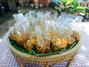 ศูนย์ส่งเสริมการจัดการศึกษาตามพระบรมราโชบาย มรภ.เทพสตรี จัดอบรมการทำฟักทองกรอบ ส่งเสริมอาชีพ ลดรายจ่าย เพิ่มรายได้ให้แก่ประชาชน