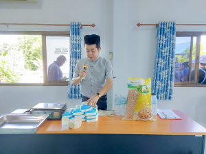 ศูนย์ส่งเสริมการจัดการศึกษาตามพระบรมราโชบาย มรภ.เทพสตรี จัดอบรมการทำถั่วกรอบแก้ว สร้างอาชีพ เสริมรายได้ และพึ่งพาตนเองได้อย่างยั่งยืนตามหลักปรัชญาเศรษฐกิจพอเพียง