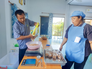 ศูนย์ส่งเสริมการจัดการศึกษาตามพระบรมราโชบาย มรภ.เทพสตรี จัดอบรมการทำถั่วกรอบแก้ว สร้างอาชีพ เสริมรายได้ และพึ่งพาตนเองได้อย่างยั่งยืนตามหลักปรัชญาเศรษฐกิจพอเพียง