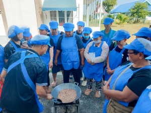 ศูนย์ส่งเสริมการจัดการศึกษาตามพระบรมราโชบาย มรภ.เทพสตรี จัดอบรมการทำถั่วกรอบแก้ว สร้างอาชีพ เสริมรายได้ และพึ่งพาตนเองได้อย่างยั่งยืนตามหลักปรัชญาเศรษฐกิจพอเพียง