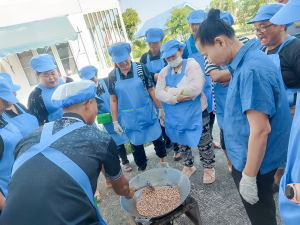 ศูนย์ส่งเสริมการจัดการศึกษาตามพระบรมราโชบาย มรภ.เทพสตรี จัดอบรมการทำถั่วกรอบแก้ว สร้างอาชีพ เสริมรายได้ และพึ่งพาตนเองได้อย่างยั่งยืนตามหลักปรัชญาเศรษฐกิจพอเพียง