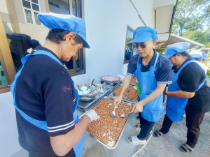 ศูนย์ส่งเสริมการจัดการศึกษาตามพระบรมราโชบาย มรภ.เทพสตรี จัดอบรมการทำถั่วกรอบแก้ว สร้างอาชีพ เสริมรายได้ และพึ่งพาตนเองได้อย่างยั่งยืนตามหลักปรัชญาเศรษฐกิจพอเพียง