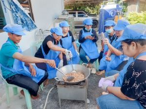 ศูนย์ส่งเสริมการจัดการศึกษาตามพระบรมราโชบาย มรภ.เทพสตรี จัดอบรมการทำถั่วกรอบแก้ว สร้างอาชีพ เสริมรายได้ และพึ่งพาตนเองได้อย่างยั่งยืนตามหลักปรัชญาเศรษฐกิจพอเพียง