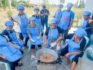 ศูนย์ส่งเสริมการจัดการศึกษาตามพระบรมราโชบาย มรภ.เทพสตรี จัดอบรมการทำถั่วกรอบแก้ว สร้างอาชีพ เสริมรายได้ และพึ่งพาตนเองได้อย่างยั่งยืนตามหลักปรัชญาเศรษฐกิจพอเพียง