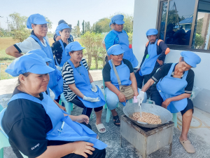 ศูนย์ส่งเสริมการจัดการศึกษาตามพระบรมราโชบาย มรภ.เทพสตรี จัดอบรมการทำถั่วกรอบแก้ว สร้างอาชีพ เสริมรายได้ และพึ่งพาตนเองได้อย่างยั่งยืนตามหลักปรัชญาเศรษฐกิจพอเพียง