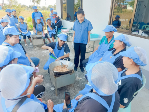 ศูนย์ส่งเสริมการจัดการศึกษาตามพระบรมราโชบาย มรภ.เทพสตรี จัดอบรมการทำถั่วกรอบแก้ว สร้างอาชีพ เสริมรายได้ และพึ่งพาตนเองได้อย่างยั่งยืนตามหลักปรัชญาเศรษฐกิจพอเพียง