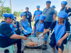 ศูนย์ส่งเสริมการจัดการศึกษาตามพระบรมราโชบาย มรภ.เทพสตรี จัดอบรมการทำถั่วกรอบแก้ว สร้างอาชีพ เสริมรายได้ และพึ่งพาตนเองได้อย่างยั่งยืนตามหลักปรัชญาเศรษฐกิจพอเพียง