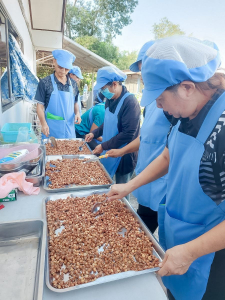 ศูนย์ส่งเสริมการจัดการศึกษาตามพระบรมราโชบาย มรภ.เทพสตรี จัดอบรมการทำถั่วกรอบแก้ว สร้างอาชีพ เสริมรายได้ และพึ่งพาตนเองได้อย่างยั่งยืนตามหลักปรัชญาเศรษฐกิจพอเพียง