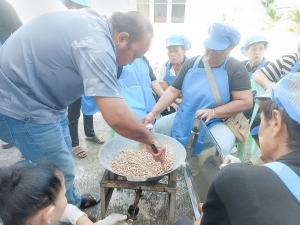 ศูนย์ส่งเสริมการจัดการศึกษาตามพระบรมราโชบาย มรภ.เทพสตรี จัดอบรมการทำถั่วกรอบแก้ว สร้างอาชีพ เสริมรายได้ และพึ่งพาตนเองได้อย่างยั่งยืนตามหลักปรัชญาเศรษฐกิจพอเพียง