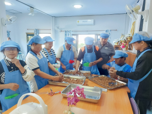 ศูนย์ส่งเสริมการจัดการศึกษาตามพระบรมราโชบาย มรภ.เทพสตรี จัดอบรมการทำถั่วกรอบแก้ว สร้างอาชีพ เสริมรายได้ และพึ่งพาตนเองได้อย่างยั่งยืนตามหลักปรัชญาเศรษฐกิจพอเพียง