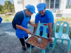 ศูนย์ส่งเสริมการจัดการศึกษาตามพระบรมราโชบาย มรภ.เทพสตรี จัดอบรมการทำถั่วกรอบแก้ว สร้างอาชีพ เสริมรายได้ และพึ่งพาตนเองได้อย่างยั่งยืนตามหลักปรัชญาเศรษฐกิจพอเพียง