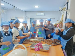 ศูนย์ส่งเสริมการจัดการศึกษาตามพระบรมราโชบาย มรภ.เทพสตรี จัดอบรมการทำถั่วกรอบแก้ว สร้างอาชีพ เสริมรายได้ และพึ่งพาตนเองได้อย่างยั่งยืนตามหลักปรัชญาเศรษฐกิจพอเพียง