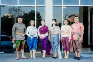 มรภ.เทพสตรี ร่วมสืบสานอัตลักษณ์เมืองละโว้ นำผู้บริหาร คณาจารย์ และบุคลากร แต่งกายย้อนยุค ถ่ายทำ MV ประชาสัมพันธ์งานแผ่นดินสมเด็จพระนารายณ์มหาราช ประจำปี พ.ศ. 2569