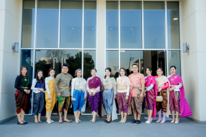 มรภ.เทพสตรี ร่วมสืบสานอัตลักษณ์เมืองละโว้ นำผู้บริหาร คณาจารย์ และบุคลากร แต่งกายย้อนยุค ถ่ายทำ MV ประชาสัมพันธ์งานแผ่นดินสมเด็จพระนารายณ์มหาราช ประจำปี พ.ศ. 2569