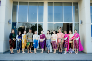 มรภ.เทพสตรี ร่วมสืบสานอัตลักษณ์เมืองละโว้ นำผู้บริหาร คณาจารย์ และบุคลากร แต่งกายย้อนยุค ถ่ายทำ MV ประชาสัมพันธ์งานแผ่นดินสมเด็จพระนารายณ์มหาราช ประจำปี พ.ศ. 2569