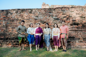 มรภ.เทพสตรี ร่วมสืบสานอัตลักษณ์เมืองละโว้ นำผู้บริหาร คณาจารย์ และบุคลากร แต่งกายย้อนยุค ถ่ายทำ MV ประชาสัมพันธ์งานแผ่นดินสมเด็จพระนารายณ์มหาราช ประจำปี พ.ศ. 2569