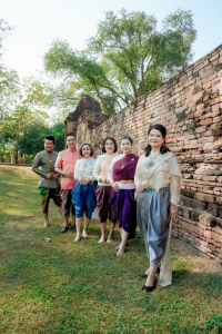 มรภ.เทพสตรี ร่วมสืบสานอัตลักษณ์เมืองละโว้ นำผู้บริหาร คณาจารย์ และบุคลากร แต่งกายย้อนยุค ถ่ายทำ MV ประชาสัมพันธ์งานแผ่นดินสมเด็จพระนารายณ์มหาราช ประจำปี พ.ศ. 2569