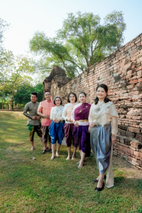 มรภ.เทพสตรี ร่วมสืบสานอัตลักษณ์เมืองละโว้ นำผู้บริหาร คณาจารย์ และบุคลากร แต่งกายย้อนยุค ถ่ายทำ MV ประชาสัมพันธ์งานแผ่นดินสมเด็จพระนารายณ์มหาราช ประจำปี พ.ศ. 2569