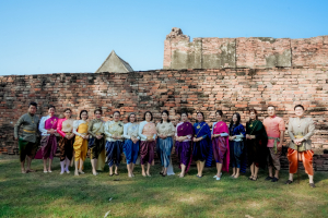 มรภ.เทพสตรี ร่วมสืบสานอัตลักษณ์เมืองละโว้ นำผู้บริหาร คณาจารย์ และบุคลากร แต่งกายย้อนยุค ถ่ายทำ MV ประชาสัมพันธ์งานแผ่นดินสมเด็จพระนารายณ์มหาราช ประจำปี พ.ศ. 2569