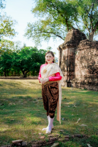 มรภ.เทพสตรี ร่วมสืบสานอัตลักษณ์เมืองละโว้ นำผู้บริหาร คณาจารย์ และบุคลากร แต่งกายย้อนยุค ถ่ายทำ MV ประชาสัมพันธ์งานแผ่นดินสมเด็จพระนารายณ์มหาราช ประจำปี พ.ศ. 2569