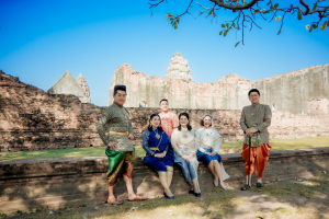 มรภ.เทพสตรี ร่วมสืบสานอัตลักษณ์เมืองละโว้ นำผู้บริหาร คณาจารย์ และบุคลากร แต่งกายย้อนยุค ถ่ายทำ MV ประชาสัมพันธ์งานแผ่นดินสมเด็จพระนารายณ์มหาราช ประจำปี พ.ศ. 2569