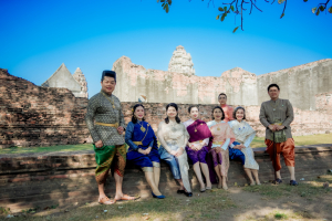 มรภ.เทพสตรี ร่วมสืบสานอัตลักษณ์เมืองละโว้ นำผู้บริหาร คณาจารย์ และบุคลากร แต่งกายย้อนยุค ถ่ายทำ MV ประชาสัมพันธ์งานแผ่นดินสมเด็จพระนารายณ์มหาราช ประจำปี พ.ศ. 2569