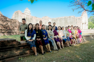 มรภ.เทพสตรี ร่วมสืบสานอัตลักษณ์เมืองละโว้ นำผู้บริหาร คณาจารย์ และบุคลากร แต่งกายย้อนยุค ถ่ายทำ MV ประชาสัมพันธ์งานแผ่นดินสมเด็จพระนารายณ์มหาราช ประจำปี พ.ศ. 2569