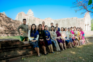 มรภ.เทพสตรี ร่วมสืบสานอัตลักษณ์เมืองละโว้ นำผู้บริหาร คณาจารย์ และบุคลากร แต่งกายย้อนยุค ถ่ายทำ MV ประชาสัมพันธ์งานแผ่นดินสมเด็จพระนารายณ์มหาราช ประจำปี พ.ศ. 2569