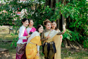 มรภ.เทพสตรี ร่วมสืบสานอัตลักษณ์เมืองละโว้ นำผู้บริหาร คณาจารย์ และบุคลากร แต่งกายย้อนยุค ถ่ายทำ MV ประชาสัมพันธ์งานแผ่นดินสมเด็จพระนารายณ์มหาราช ประจำปี พ.ศ. 2569