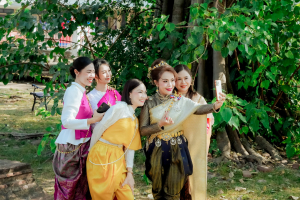 มรภ.เทพสตรี ร่วมสืบสานอัตลักษณ์เมืองละโว้ นำผู้บริหาร คณาจารย์ และบุคลากร แต่งกายย้อนยุค ถ่ายทำ MV ประชาสัมพันธ์งานแผ่นดินสมเด็จพระนารายณ์มหาราช ประจำปี พ.ศ. 2569