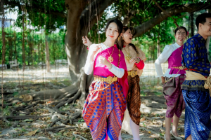 มรภ.เทพสตรี ร่วมสืบสานอัตลักษณ์เมืองละโว้ นำผู้บริหาร คณาจารย์ และบุคลากร แต่งกายย้อนยุค ถ่ายทำ MV ประชาสัมพันธ์งานแผ่นดินสมเด็จพระนารายณ์มหาราช ประจำปี พ.ศ. 2569