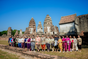 มรภ.เทพสตรี ร่วมสืบสานอัตลักษณ์เมืองละโว้ นำผู้บริหาร คณาจารย์ และบุคลากร แต่งกายย้อนยุค ถ่ายทำ MV ประชาสัมพันธ์งานแผ่นดินสมเด็จพระนารายณ์มหาราช ประจำปี พ.ศ. 2569