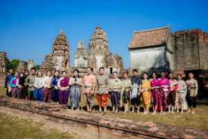 มรภ.เทพสตรี ร่วมสืบสานอัตลักษณ์เมืองละโว้ นำผู้บริหาร คณาจารย์ และบุคลากร แต่งกายย้อนยุค ถ่ายทำ MV ประชาสัมพันธ์งานแผ่นดินสมเด็จพระนารายณ์มหาราช ประจำปี พ.ศ. 2569