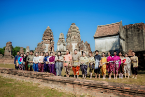มรภ.เทพสตรี ร่วมสืบสานอัตลักษณ์เมืองละโว้ นำผู้บริหาร คณาจารย์ และบุคลากร แต่งกายย้อนยุค ถ่ายทำ MV ประชาสัมพันธ์งานแผ่นดินสมเด็จพระนารายณ์มหาราช ประจำปี พ.ศ. 2569
