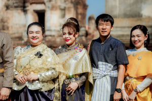 มรภ.เทพสตรี ร่วมสืบสานอัตลักษณ์เมืองละโว้ นำผู้บริหาร คณาจารย์ และบุคลากร แต่งกายย้อนยุค ถ่ายทำ MV ประชาสัมพันธ์งานแผ่นดินสมเด็จพระนารายณ์มหาราช ประจำปี พ.ศ. 2569