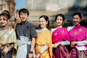 มรภ.เทพสตรี ร่วมสืบสานอัตลักษณ์เมืองละโว้ นำผู้บริหาร คณาจารย์ และบุคลากร แต่งกายย้อนยุค ถ่ายทำ MV ประชาสัมพันธ์งานแผ่นดินสมเด็จพระนารายณ์มหาราช ประจำปี พ.ศ. 2569