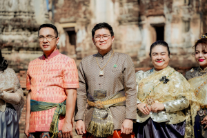 มรภ.เทพสตรี ร่วมสืบสานอัตลักษณ์เมืองละโว้ นำผู้บริหาร คณาจารย์ และบุคลากร แต่งกายย้อนยุค ถ่ายทำ MV ประชาสัมพันธ์งานแผ่นดินสมเด็จพระนารายณ์มหาราช ประจำปี พ.ศ. 2569