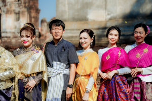 มรภ.เทพสตรี ร่วมสืบสานอัตลักษณ์เมืองละโว้ นำผู้บริหาร คณาจารย์ และบุคลากร แต่งกายย้อนยุค ถ่ายทำ MV ประชาสัมพันธ์งานแผ่นดินสมเด็จพระนารายณ์มหาราช ประจำปี พ.ศ. 2569